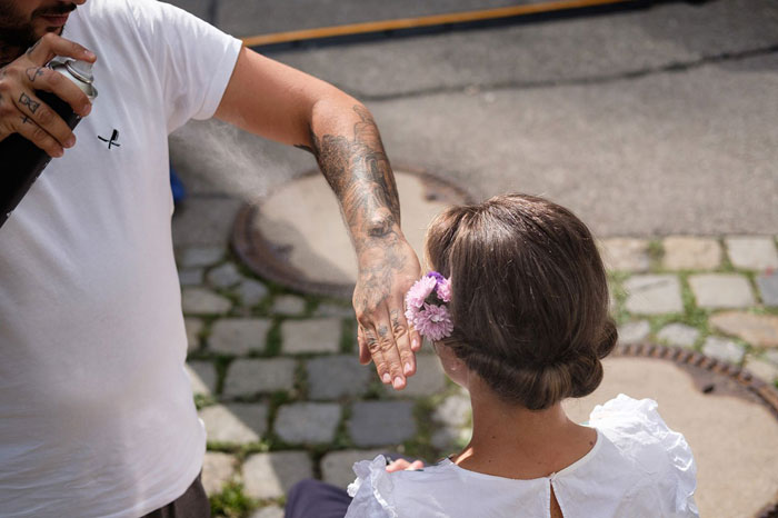 为了照顾顾客 他把美发沙龙开到了车里 Hi设计