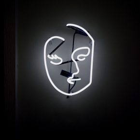 来到这个剧院的观众,都是自己这出戏的演员和导演 来到这个剧院的观众,都是自己这出戏的演员和导演