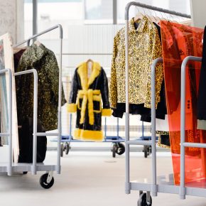 服装店里的工业手推车竟成了关键 服装店里的工业手推车竟成了关键
