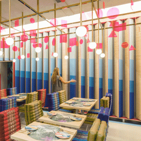 泰式餐厅里与“万花筒”的互动 泰式餐厅里与“万花筒”的互动