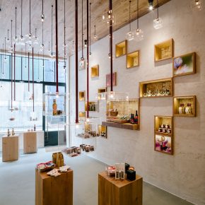 这家店里“飘”着上百个透明盒子,快来看看这里面卖的是什么药? 这家店里“飘”着上百个透明盒子,快来看看这里面卖的是什么药?