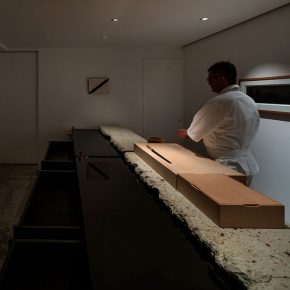 这家寿司店竟然没座位!究竟是设计的扭曲还是... 这家寿司店竟然没座位!究竟是设计的扭曲还是...