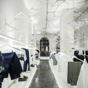 服装店里挂1000多个衣架,这设计你get到了吗? 服装店里挂1000多个衣架,这设计你get到了吗?