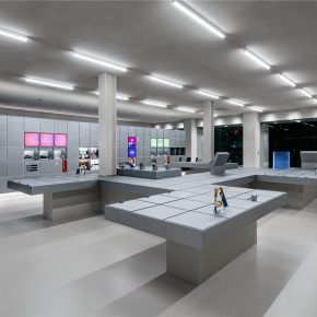 韩国最大的电信公司又开新店,这次是科技感的模块化空间 韩国最大的电信公司又开新店,这次是科技感的模块化空间